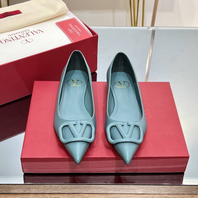 顶级版本 Valentino华伦天奴经典vlogo Signature鞋履系列高跟鞋、凉鞋 平底尖头浅口单鞋。 认准我家细节实拍 注！原版购入1:1做货、材料按